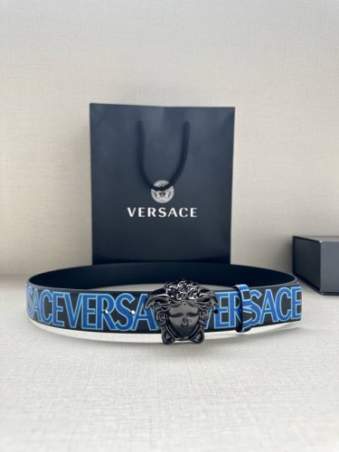 宽度3.8Cm Versace 此款印花底黑色腰带采用小牛皮制成，金色搭扣饰有品牌标志性的美杜莎头像！