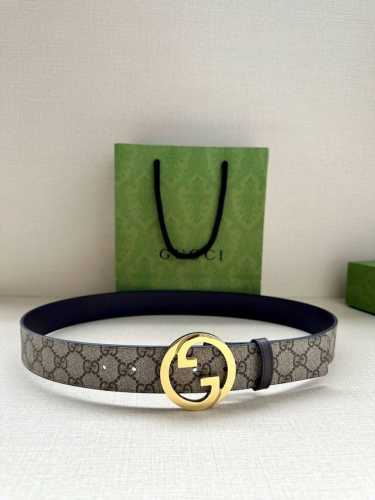 宽度3.8Cm Gucci 这款双面腰带巧妙融合Gg Supreme帆布与头层品牌纹理材质，演绎历久弥新的实用设计理念。富有辨识度的双G配件再现典藏搭配，诠释当