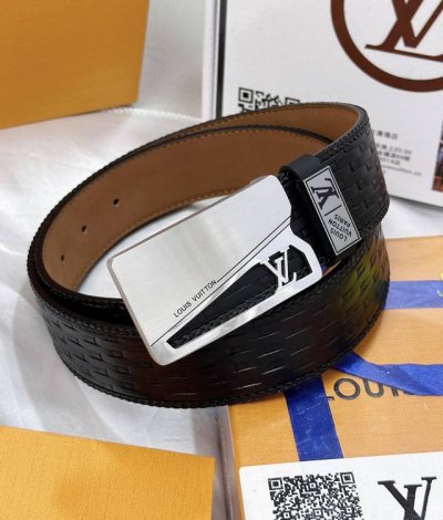 皮带：Lv..路易..威登顶级复刻. 腰带：原单品质百分百头层牛皮，保证真皮。雕花镂空工艺.真空电镀.永不掉色.24K纯钢扣纯手工编织系列双面可用专柜同等质量，