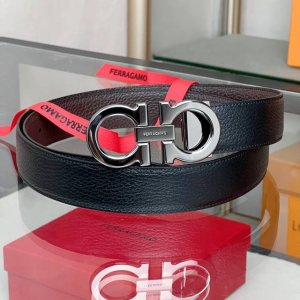 特 P160 。双面可调式Gancini皮带 这款皮带是Ferragamo的经典配饰之一，高贵优雅，经典不衰。这款双面皮带由牛皮制成，一面为天然粒纹牛皮，另一面