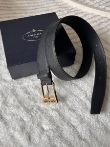 Rada 普拉达 专柜同款 男士商务休闲腰带 宽3.5Cm Saffiano牛皮底部光滑牛皮 五金抛光钢质带扣采用简约外形镂空字母设计，其上以Rada徽标装饰，