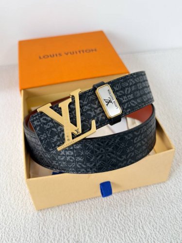 品名： Lv..路易..威登腰带皮带原单 型号：挂扣，经典纯钢材质挂扣，头层牛皮，图片实物拍摄 材料：头层牛皮，挂扣系列，纯钢材质扣头，钯镀电镀工艺永不掉色。原