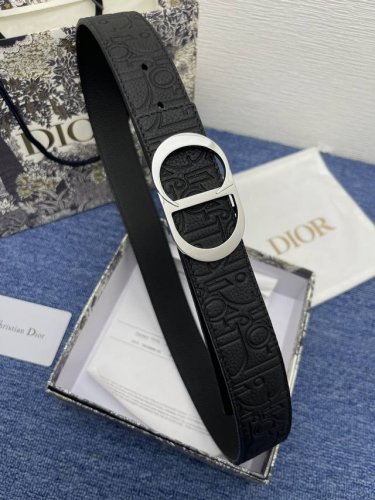 特 这款 35 毫米双面腰带结合典雅气质与摩登风范。 一面采用黑色 Dior Gravity 印花效果皮革，以牛皮革融合压花工艺，演绎经典的 Oblique 印