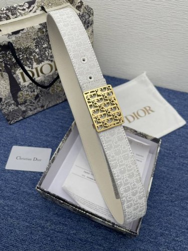 迪奥550 3.5Cm。 特 这款 Montaigne Avenue 腰带从同名手袋汲取灵感，采用黑色光滑 牛皮革精心制作，质感柔软，设计优雅，饰以富有光泽的新