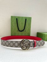 特 Gucci 宽度3.8Cm 这款宽版腰带饰有双G细节，交织字母图案配件令其更添魅力。这款配饰现已成为Gucci的高辨识度单品，一面采用Gg Supreme帆