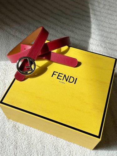 Fend I 芬迪 专柜同款 女款细腰带，宽2.0Cm 红色头层光滑牛皮内衬磨砂皮 Fis Fendi徽标造型圆形金属搭扣，简约优雅百搭。