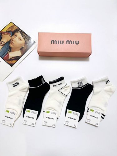 配包装 一盒5 双 缪缪 Miumiu 经典字母Logo 纯棉短袜 ，Ins超火爆短袜，纯棉面料，网眼透气， 潮人必备 ，经典配色 个性时尚百搭款，你值得拥有哦
