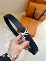 特 3.4宽: Lv Mirror 双面腰带以 Lv Mirror 镜面搭扣捕捉光影浮动，可为任意造型添注光彩。皮革的柔润边缘再度印证精湛工艺