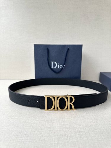这款 D-Dream 腰带是春夏成衣系列新品，以时尚高雅全新演绎 Dior标志。采用头层牛皮精心制作，搭配富有光泽的金 白 亮黑饰面金属Dior腰带扣提升格调。