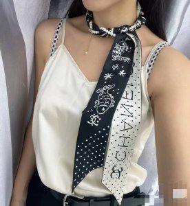 香奈儿Twilly小丝巾来了 名副其实的小可爱， 人手三条闭眼收，我都不拦着 N久都没有见过这么好看的Twilly 真的是真香本香了，凹造型必备神器 数量不是很