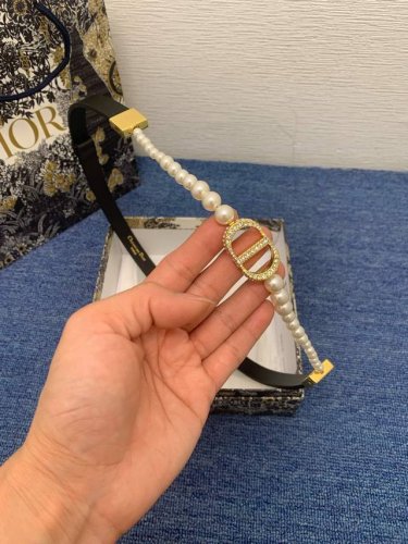 30 Montaigne Pearls 腰带特 P200 15 毫米黑色光滑牛皮革白色树脂珠饰和仿水晶装饰 编号: B0589Obsq_M900。 这款 30