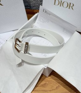 Dior Night Code 腰带 这款 Dior Night Code 腰带是二零二五秋冬成衣系列新品，彰显时尚优雅的美学风格，宽设计，采用光滑牛皮革等材质