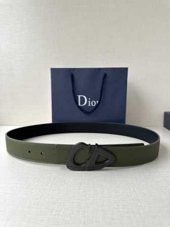 宽度3.5Cm Dior 这款黑色哑光涂漆饰面 不锈钢腰带扣是春季男装系列新品，展示 Cd30 标志，灵感源自 B30 运动鞋。可与各式 35 毫米腰带搭配，提 - 点击图像关闭