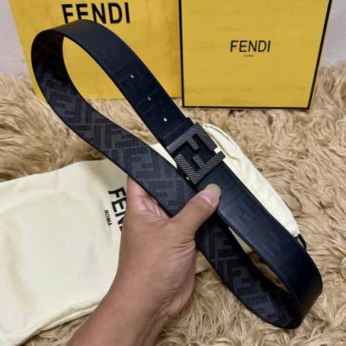 Fendi 芬迪 专柜同款 宽4.0Cm 双环正反用腰带 Ff按钉搭扣 黑色Cuoio Romano皮革材质 反面面料带有烟草黄和黑色Ff图案 四方金属饰面 时