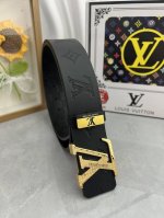 品名：Lv..路易..威登原单 材质：原单牛皮腰带 百分百头层牛皮腰带保证真皮，24K纯钢扣，专柜原单品质、做工精细，时尚大牌，送人自用首选 包装： 请认准如图
