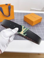 特 寬度：40Mm Louis Vuitton 該腰帶一面採用定制帆布 一面採用原廠柔軟小牛皮 並飾有logo標識 全新靈感字母搭扣色調與腰帶相呼應 。特別限定