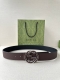 gucci 宽度4.0Cm 早春系列透过现代视角焕新诠释品牌经典元素。这款腰带以牛皮革匠心打造，巧妙缀饰互扣式双G搭扣，搭配嵌花牛皮革。这款腰带正面以灰色牛皮革