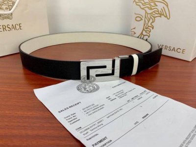 宽度3.5Cm Versace 范思哲 两面手掌纹 此款柔软的皮带饰有一个几何形状的希腊回纹别扣，既时尚又优雅