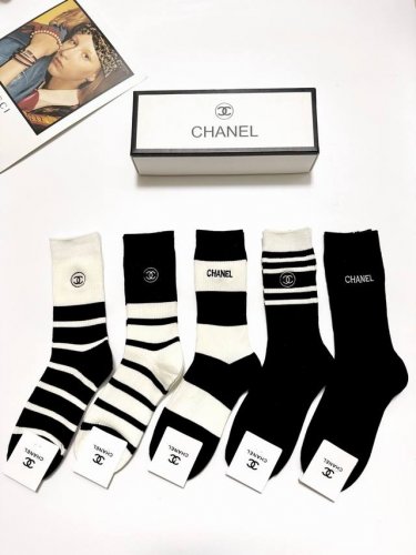 配包装 一盒5 双 Chanel 香奈儿 经典字母刺绣Logo 纯棉中筒袜 ，Ins超火爆中筒袜 纯棉小腿袜，纯棉面料，潮人必备 ，经典配色 个性时尚百搭款，你