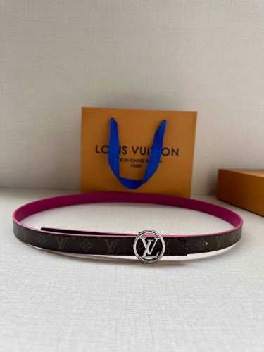女款 2.0宽 本款 Lv Iconic 双面腰带新款 搭配标志性 Iconic 搭扣，无论展现 Monogram Reverse 帆布或素雅牛皮革，均可为挚爱