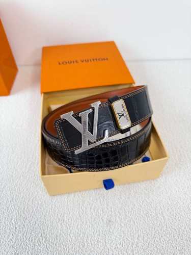 品名： Lv..路易..威登腰带皮带原单 型号：挂扣，经典纯钢材质挂扣，头层牛皮，图片实物拍摄 材料：头层牛皮，挂扣系列，纯钢材质扣头，钯镀电镀工艺永不掉色。经