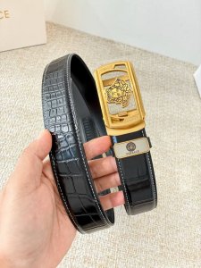 品名：范思哲.Versace.皮带腰带自动皮带 DDD 型号：自动带，纯钢材质经典人头自动扣，图片实物拍摄 DDD 腰带：百分百头层牛皮，自动带身，保证真皮。2