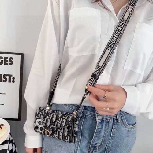 Dior迪奥马鞍包卡包手机壳，可装卡片、证件，可当支架，搭配同款肩带，斜挎手机壳小姐姐必备款！型号：为了不出现报错型号，请打开本机查看手机设置显示的型号Ipho