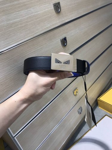 特P210 怪兽系列，Fd 宽35Mm 专柜最新款 老佛爷小怪兽系列 双面用腰带 黑电光蓝十字纹，手感舒适，长方形珐琅带扣 装饰Bag Bugs造型和镀钯细节，