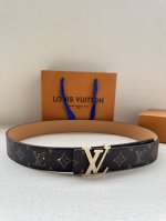特 本款4.0宽 Lv Initiales 双面腰带推出缤纷新色。一面为华美 Taurillon 皮革铺陈品牌经典图案，一面以光滑素雅牛皮革展露低调个性。Lv