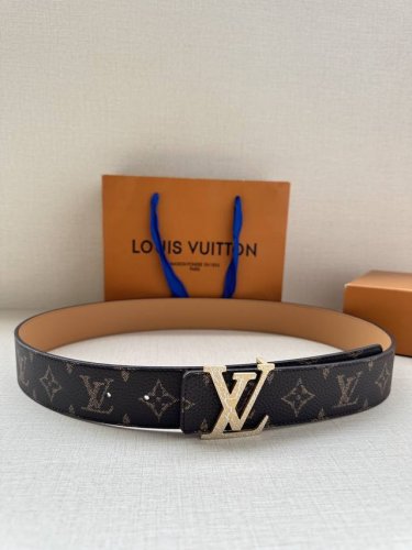 特 本款4.0宽 Lv Initiales 双面腰带推出缤纷新色。一面为华美 Taurillon 皮革铺陈品牌经典图案，一面以光滑素雅牛皮革展露低调个性。Lv