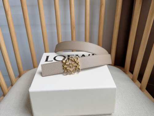 Loewe 罗意威 专柜最新同款腰带 选用柔软粒面牛皮革和光滑牛皮革制成腰带 配有Loewe Anagram针扣 卓越的工艺 个性的造型 精美的材质 宽:2.8