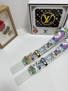 品名：Lv..路易..威登 材质：原单牛皮腰带 百分百头层牛皮腰带保证真皮，24K纯钢扣，专柜原单品质、做工精细，时尚大牌，送人自用首选 包装： 请认准如图专柜