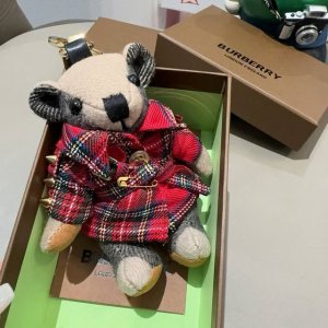 Burberry代工厂P小熊挂饰，巴宝莉格子风衣熊 肩膀铆钉 钥匙扣包包挂件 温柔到心里 准备已久、精致自留 ！ 内部填充物与专柜一致，手感真的很赞 五金扣全部