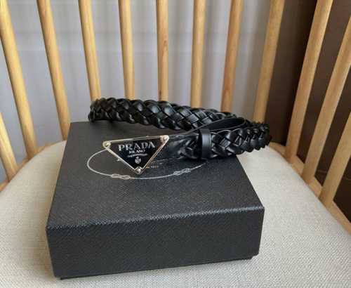 Prada 普拉达 专柜最新款 这款腰带融合休闲和精致的魅力 独特的编织图案别具巧思 搭配饰以涂珐琅三角形徽标的金属腰带扣 彰显prada独具特色的标志性元素