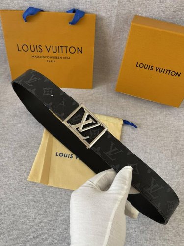 特 男装艺术总监 Virgil Abloh 为自己设计的 Lv Pyramide 搭扣增添简明框架，令 Lv Pyramide Frame 4.0宽腰带成为品牌
