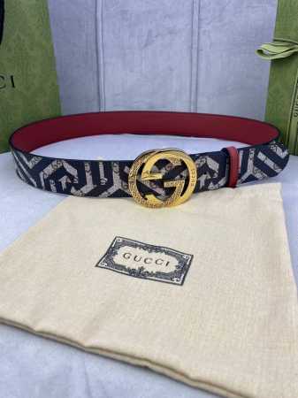 宽度4.0Cm Gucci 双面腰带，一侧为Gg Supreme帆布，反面一侧为枣红色头层小牛皮。配以互扣式双G钢扣采用真空电镀 厚度6.0Mm - 点击图像关闭
