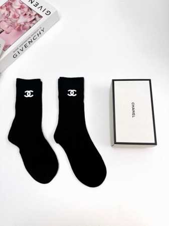 配包装 一盒2双 Chanel 香奈儿 经典字母Logo纯棉 中筒袜 Ins超火爆红人同款，精美 面料，潮人必备 ，经典配色 个性时尚百搭款，你值得拥有哦 - 点击图像关闭