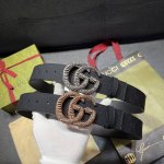 古奇 宽4.0Cm 新款 各式百搭单品继续为Gucci 早春系列添姿加彩。这款黑色腰带以Gg橡胶效果皮革匠心打造，配以方形腰带扣，为日常造型注入别样魅力