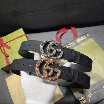 古奇 宽4.0Cm 新款 各式百搭单品继续为Gucci 早春系列添姿加彩。这款黑色腰带以Gg橡胶效果皮革匠心打造，配以方形腰带扣，为日常造型注入别样魅力