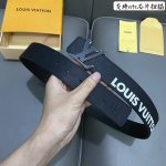 特 寬度：40Mm 進口Ep水波紋襯托原廠小牛皮底壓花！飾有高級絲印Logo視覺效果 搭扣與皮帶相呼應締造獨特造型 雙面用