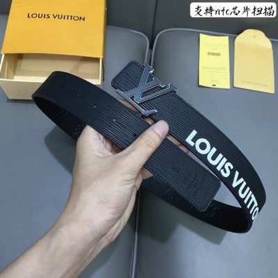 特 寬度：40Mm 進口Ep水波紋襯托原廠小牛皮底壓花！飾有高級絲印Logo視覺效果 搭扣與皮帶相呼應締造獨特造型 雙面用