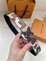 特 本款 4.0宽lv Initiales 双面腰带出自 Lv Portrait 系列，以拼接图案诠释团结和沟通主题。男女面孔之间穿插 Monogram 元素，