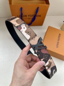 特 本款 4.0宽lv Initiales 双面腰带出自 Lv Portrait 系列，以拼接图案诠释团结和沟通主题。男女面孔之间穿插 Monogram 元素，