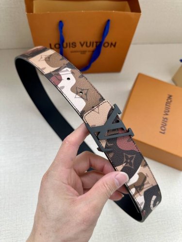 特 本款 4.0宽lv Initiales 双面腰带出自 Lv Portrait 系列，以拼接图案诠释团结和沟通主题。男女面孔之间穿插 Monogram 元素，