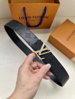 40毫米可逆带可以在两种方式。表带的一侧采用monogram Shadow皮革打造标志性外观，另一侧则采用素色皮革打造低调效果。银色漆包条纹的 扣为这件作品增添