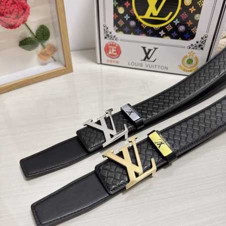 品名：Lv..路易..威登 材质：原单牛皮腰带 百分百头层牛皮腰带保证真皮，24K纯钢扣，专柜原单品质、做工精细，时尚大牌，送人自用首选 包装： 请认准如图专柜 - 点击图像关闭