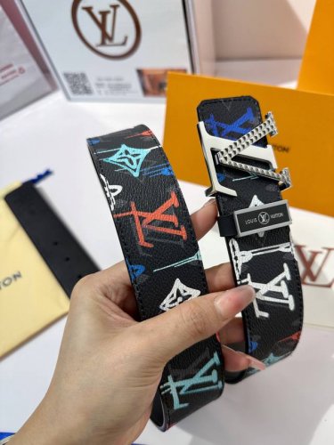 品名：Lv..路易..威登原单皮带 材质：原单牛皮腰带，百分百头层牛皮腰带保证真皮，24K纯钢扣，俏皮的涂鸦彩绘工艺，时尚潮流，专柜原单品质、做工精细，时尚大牌