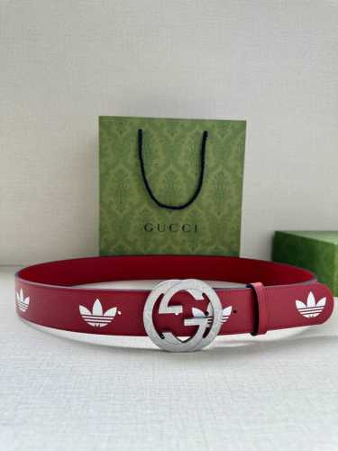 宽带4.0Cm Gucci 作为adidas X Gucci联名系列之一，这款皮革腰带饰有gucci Trefoil印花。Adidas和gucci大胆探索联名系