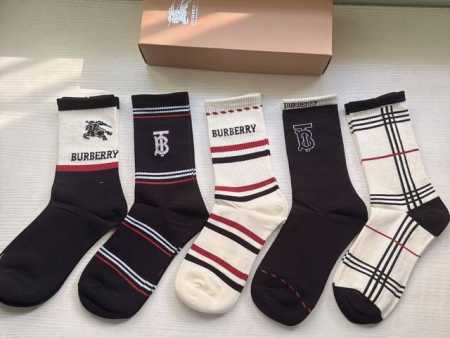 特 Burberry 巴宝莉大B家新品女款长筒袜子 一盒五双 格子设计搭配战马Logo，简单大气，实物超漂亮，超火爆小单品，大牌出街，潮人必备超好搭 - 点击图像关闭