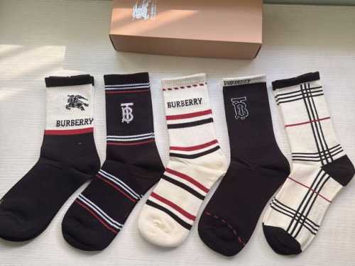 特 Burberry 巴宝莉大B家新品女款长筒袜子 一盒五双 格子设计搭配战马Logo，简单大气，实物超漂亮，超火爆小单品，大牌出街，潮人必备超好搭